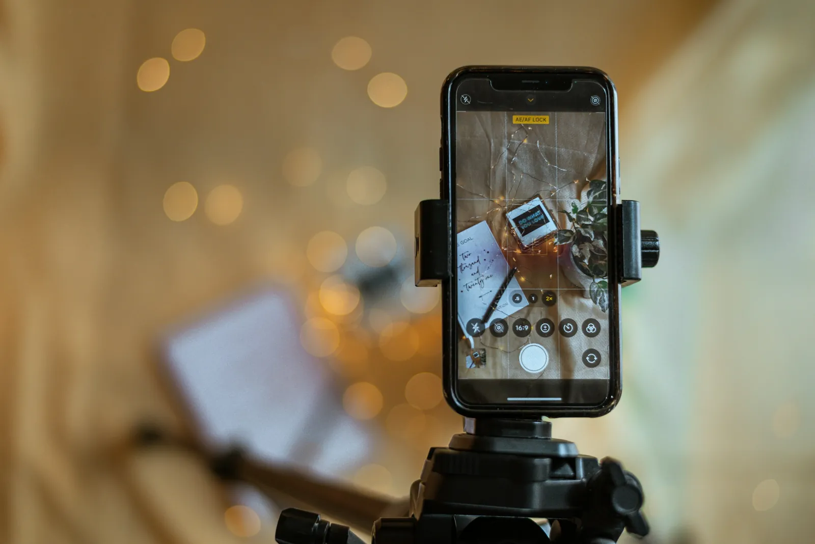Mobil på stativ som filmer en arbeidssituasjon