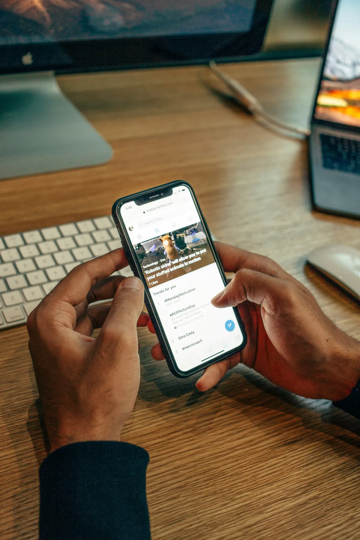 Nettside som testes på mobil ved en arbeidsplass
