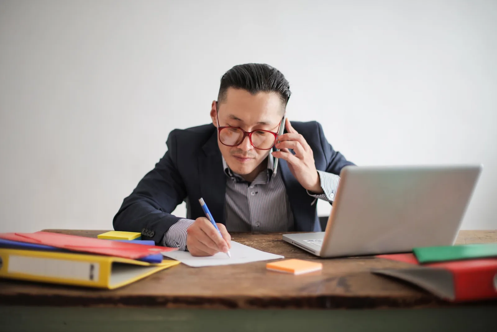 Person som noterer under en telefonsamtale