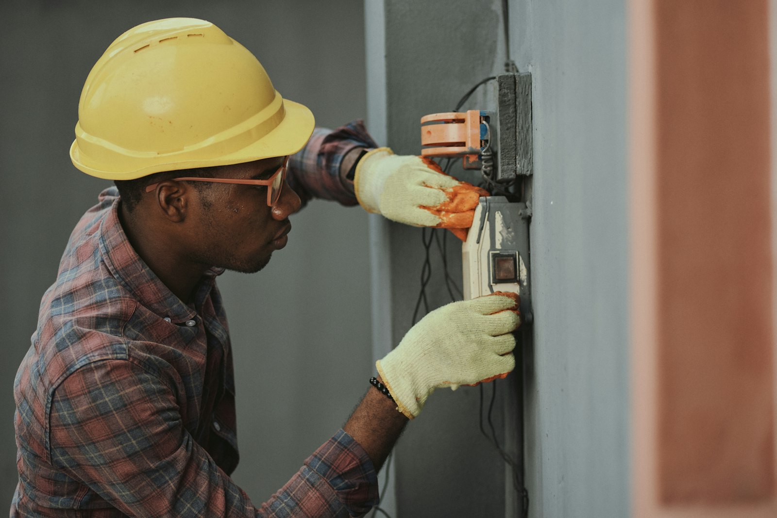 Elektriker arbeider på el-panel